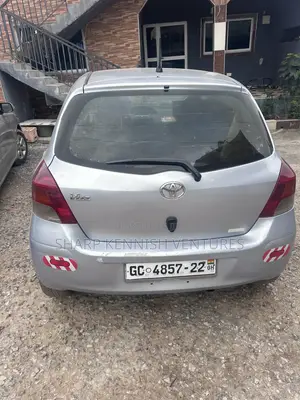 Toyota Vitz 1.3 FWD 5dr 2010 Silver
