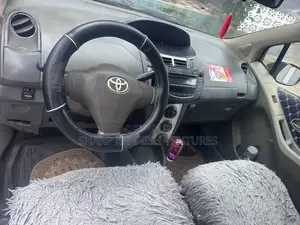 Toyota Vitz 1.3 FWD 5dr 2010 Silver