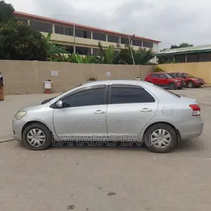 Toyota Belta 2011 Silver