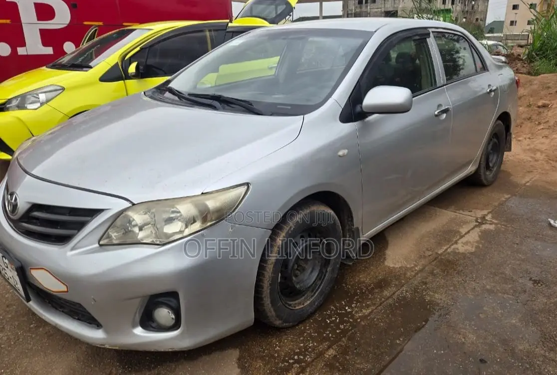 Toyota Corolla LE 4dr Sedan (1.8L 4cyl 4A) 2013 Silver