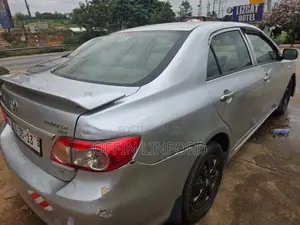 Toyota Corolla LE 4dr Sedan (1.8L 4cyl 4A) 2013 Silver