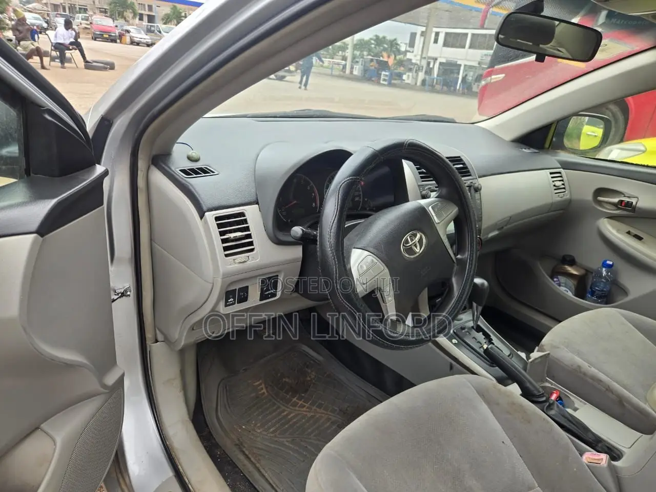 Toyota Corolla LE 4dr Sedan (1.8L 4cyl 4A) 2013 Silver