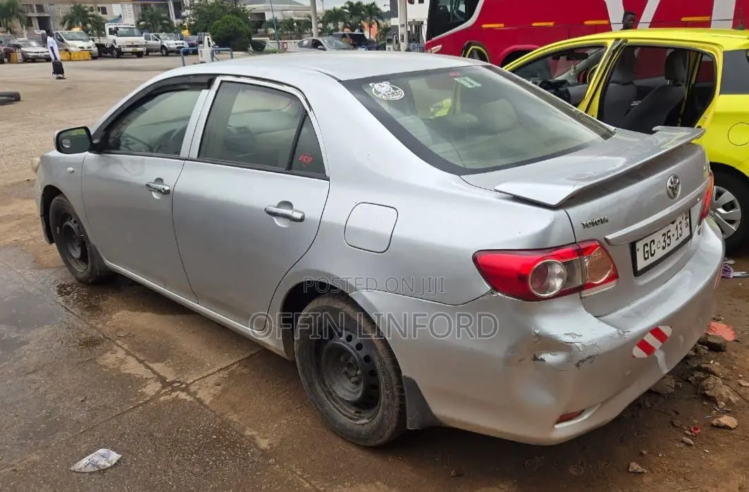 Toyota Corolla LE 4dr Sedan (1.8L 4cyl 4A) 2013 Silver