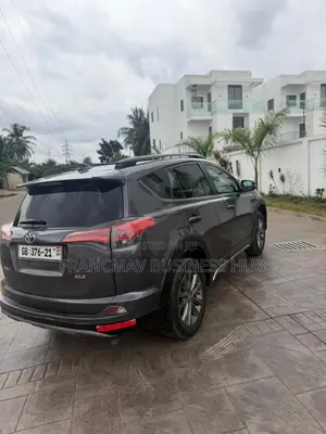 Toyota RAV4 XLE 4dr SUV AWD (2.5L 4cyl 6A) 2018 Gray