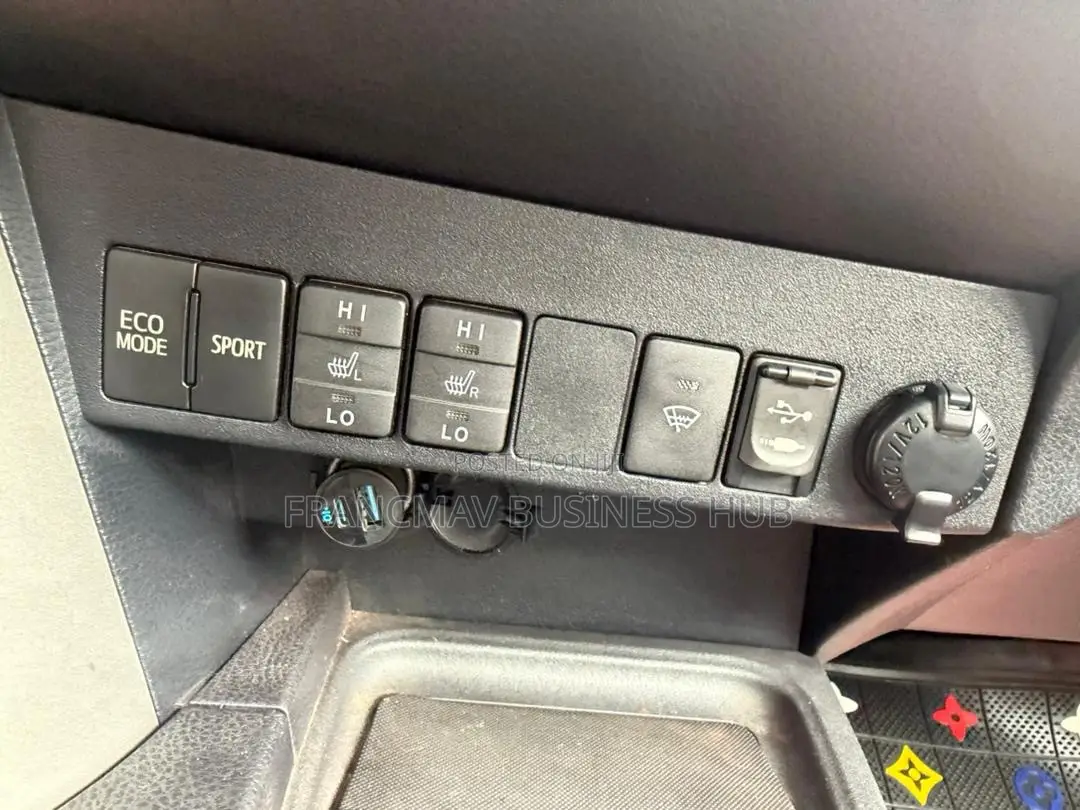 Toyota RAV4 XLE 4dr SUV AWD (2.5L 4cyl 6A) 2018 Gray