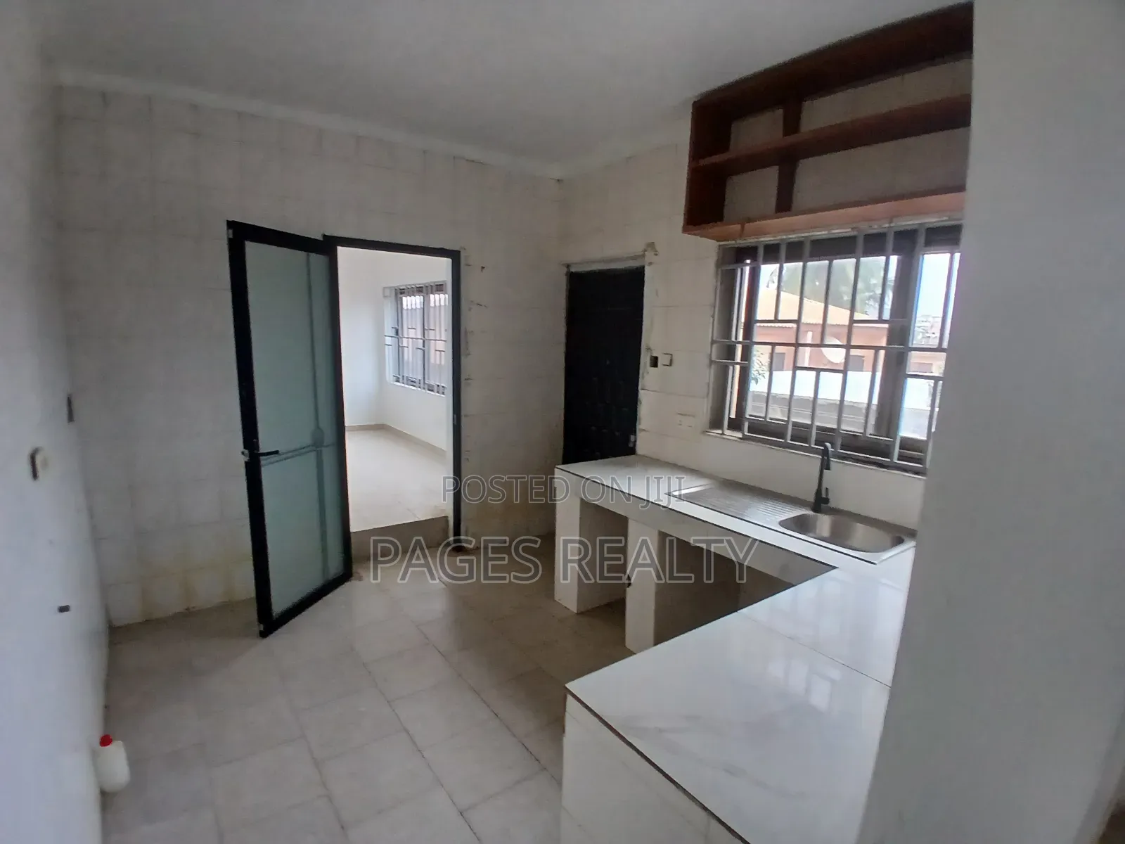 3bdrm Apartment in Madina, Zongo Junction for rent