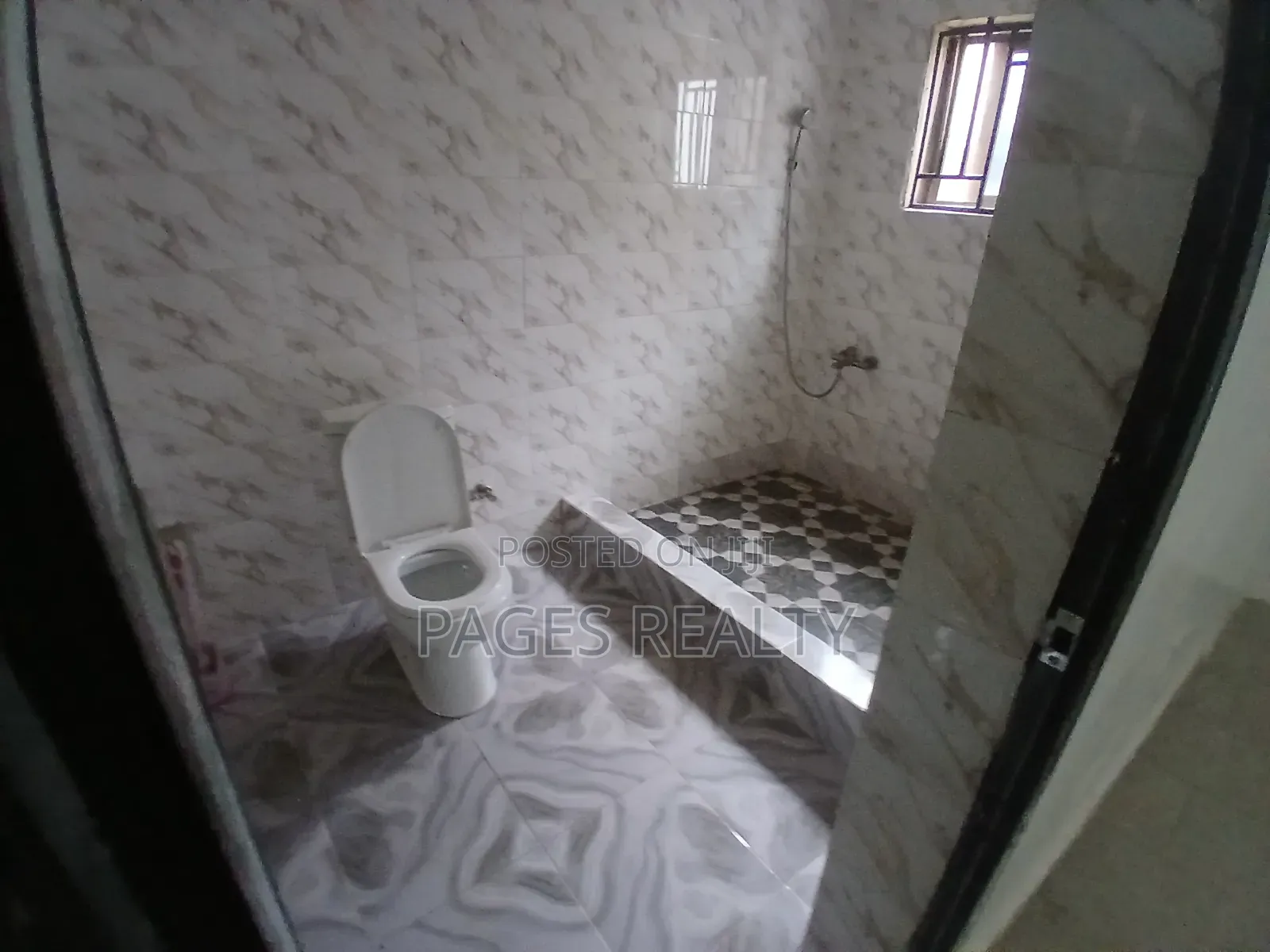 3bdrm Apartment in Madina, Zongo Junction for rent