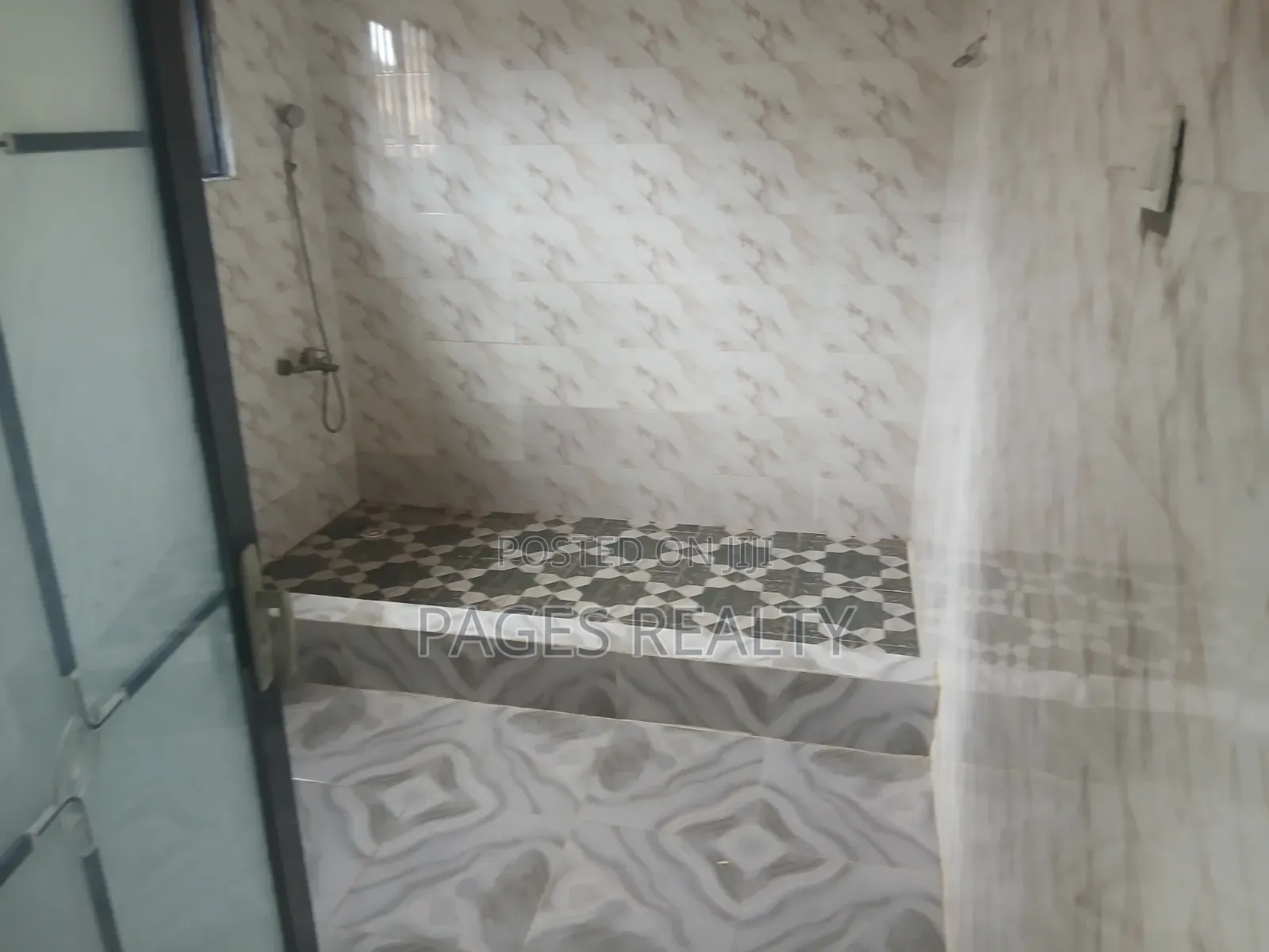 3bdrm Apartment in Madina, Zongo Junction for rent