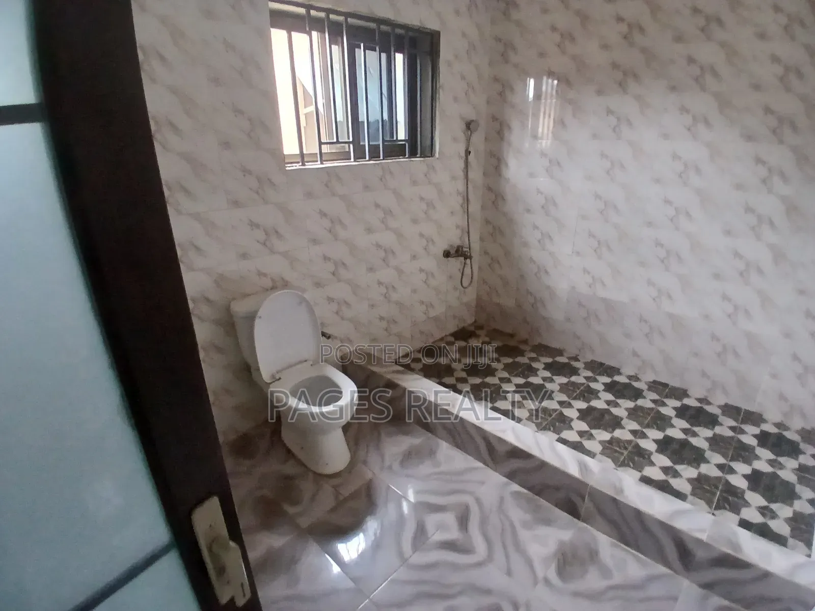 3bdrm Apartment in Madina, Zongo Junction for rent