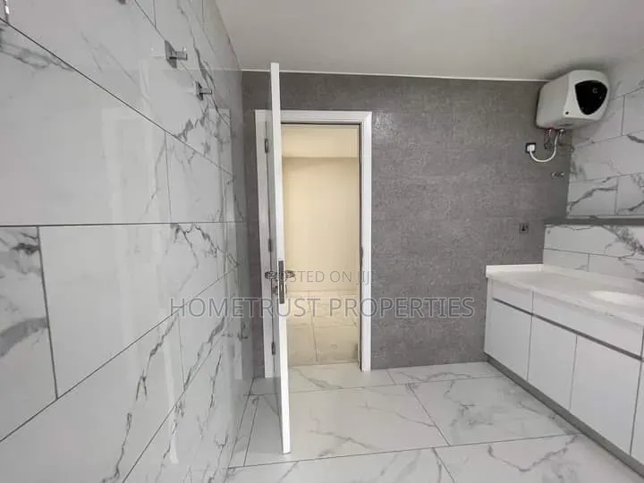 4bdrm Duplex in East Airport for sale