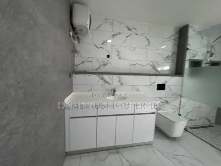 4bdrm Duplex in East Airport for sale
