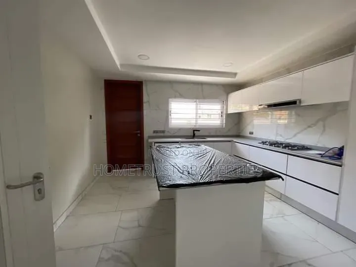 4bdrm Duplex in East Airport for sale