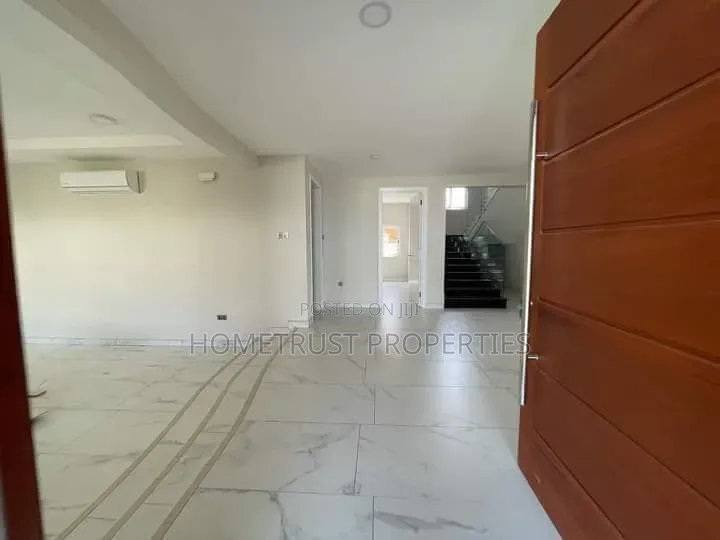 4bdrm Duplex in East Airport for sale