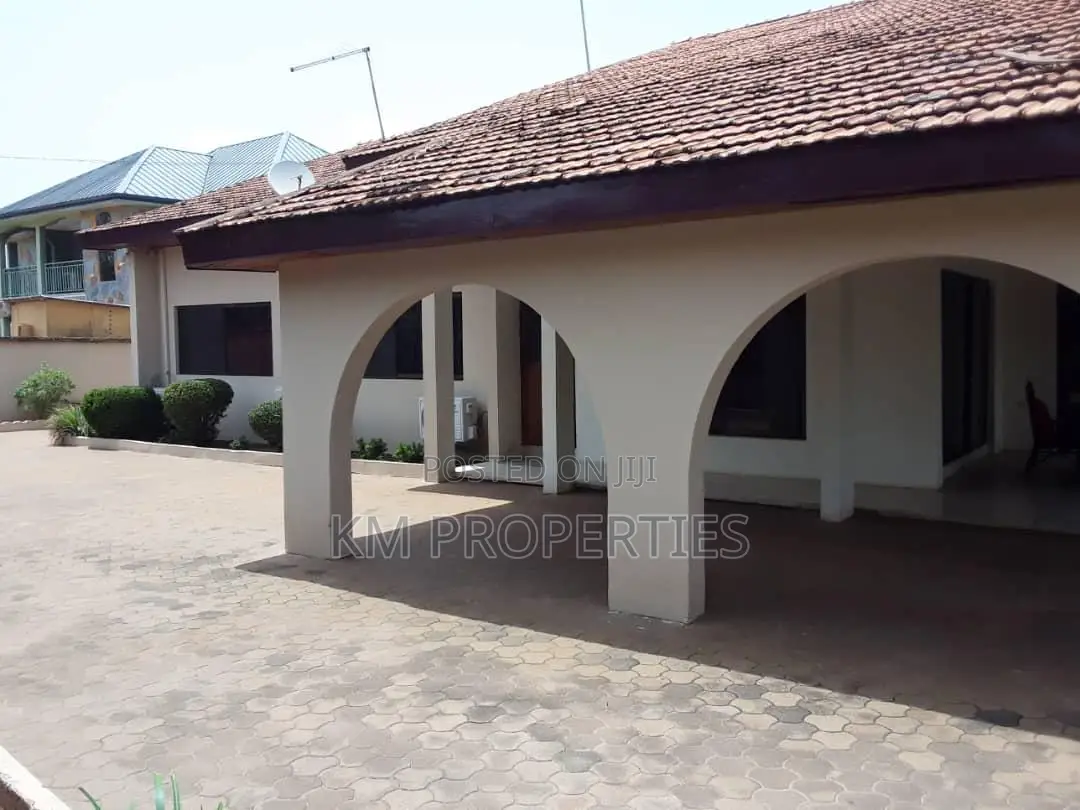 3bdrm Bungalow in SSNIT Flats for sale