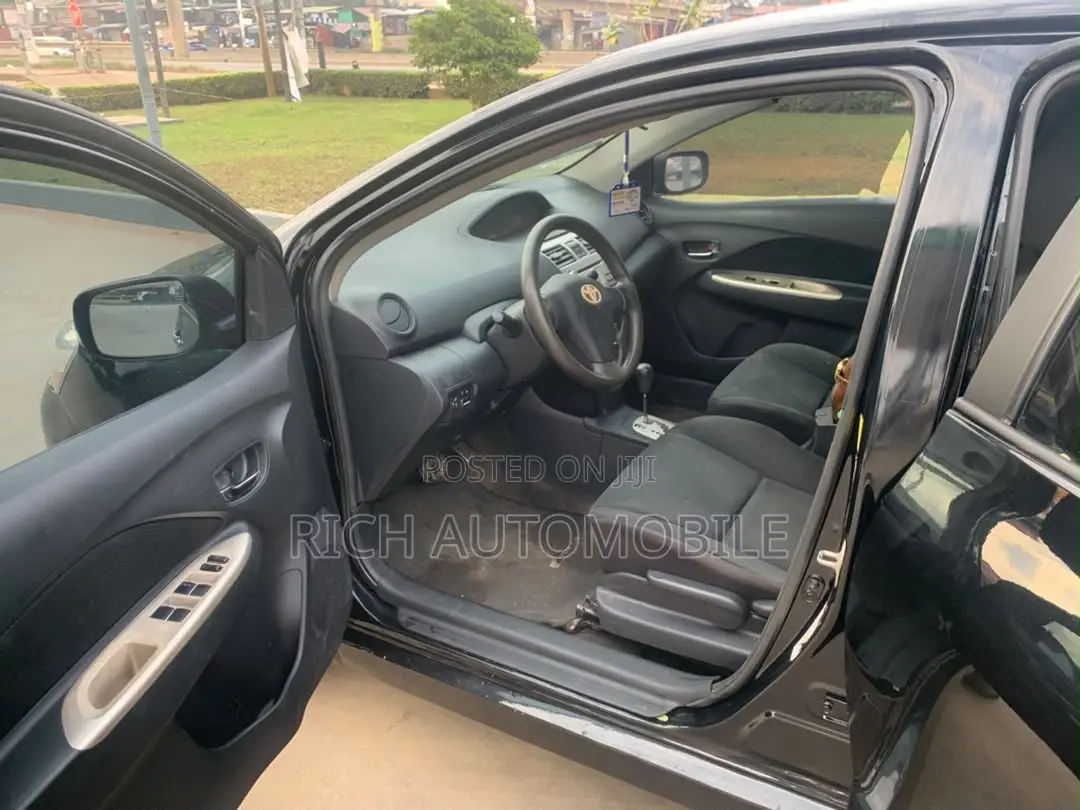 Toyota Yaris Base Sedan 4dr 2010 Black