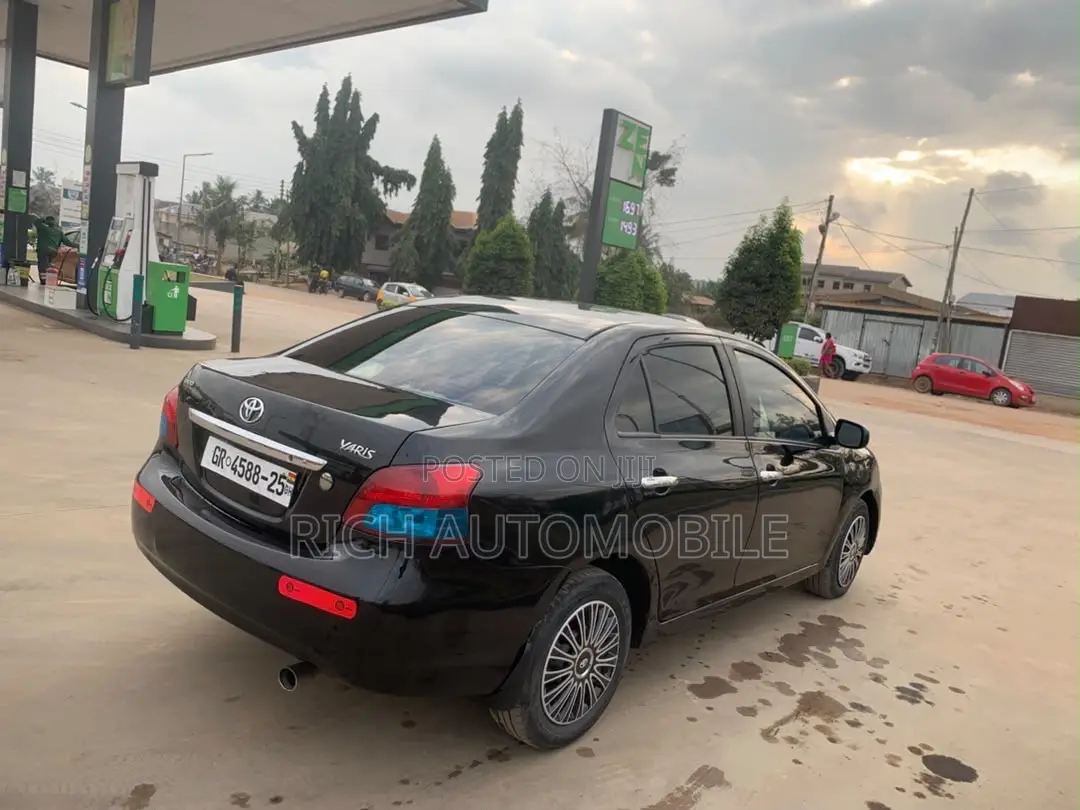 Toyota Yaris Base Sedan 4dr 2010 Black