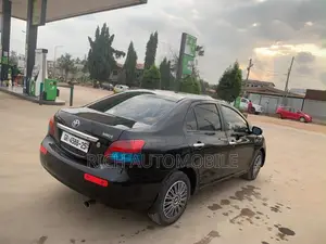 Toyota Yaris Base Sedan 4dr 2010 Black