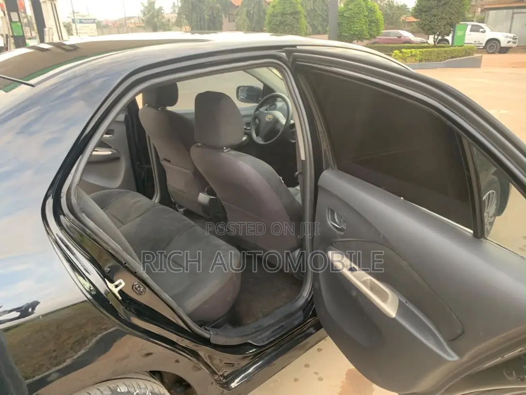 Toyota Yaris Base Sedan 4dr 2010 Black