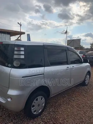 Toyota Sienta 2011 Silver
