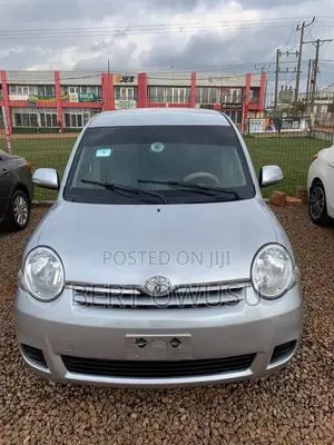 Toyota Sienta 2011 Silver
