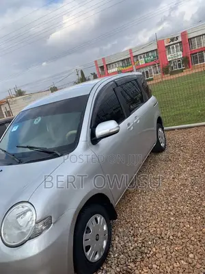 Toyota Sienta 2011 Silver