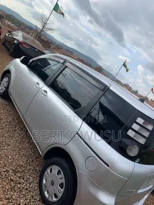 Toyota Sienta 2011 Silver
