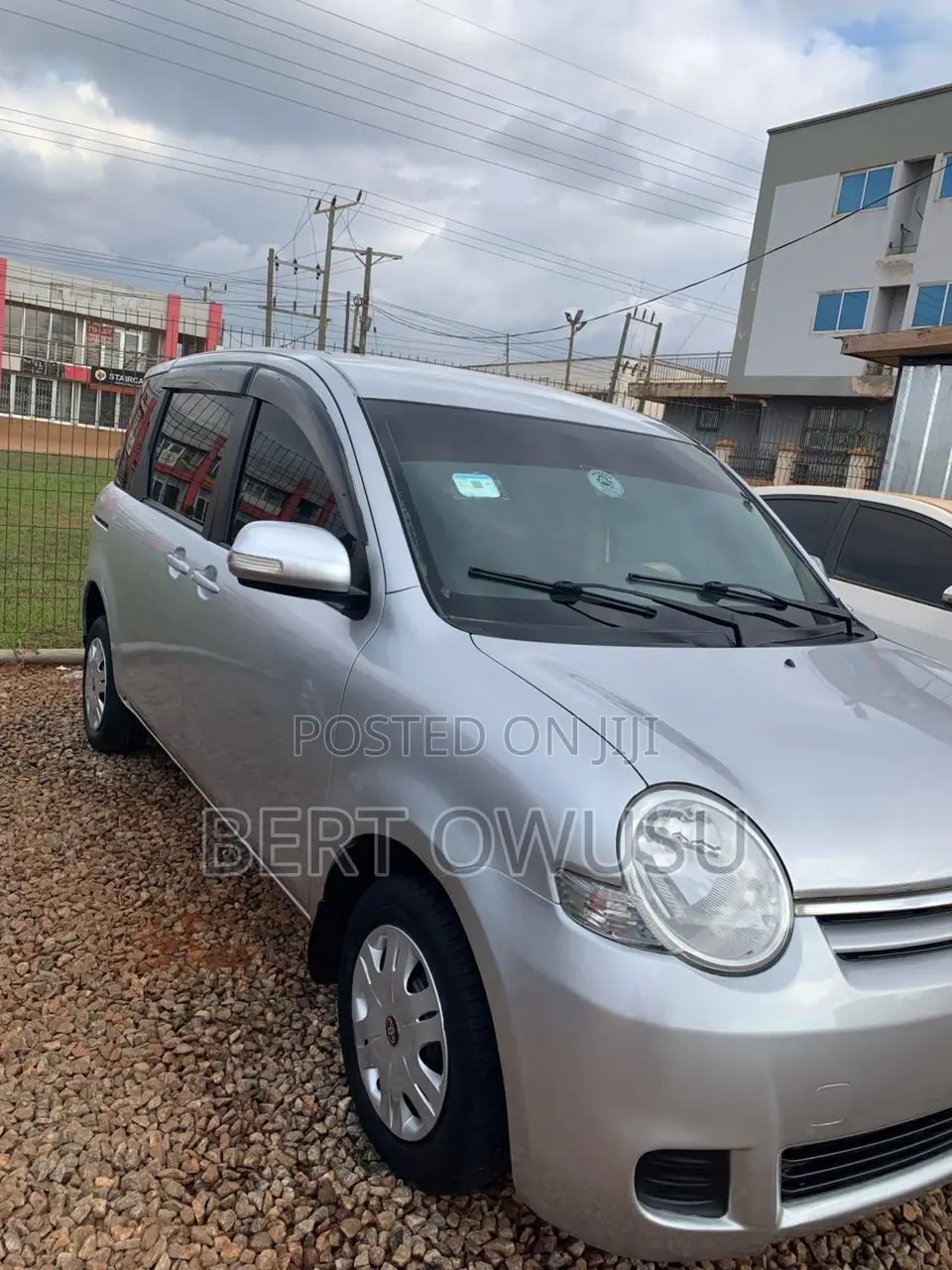 Toyota Sienta 2011 Silver