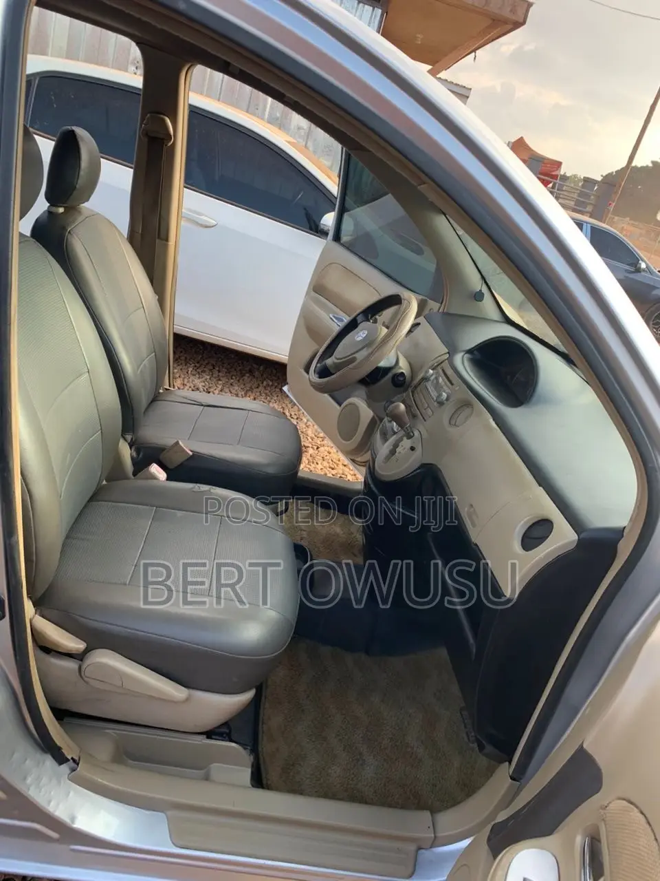 Toyota Sienta 2011 Silver