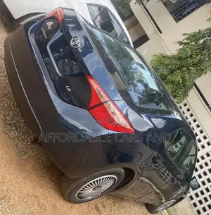 Toyota Corolla LE (1.8L 4cyl 2A) 2019 Blue