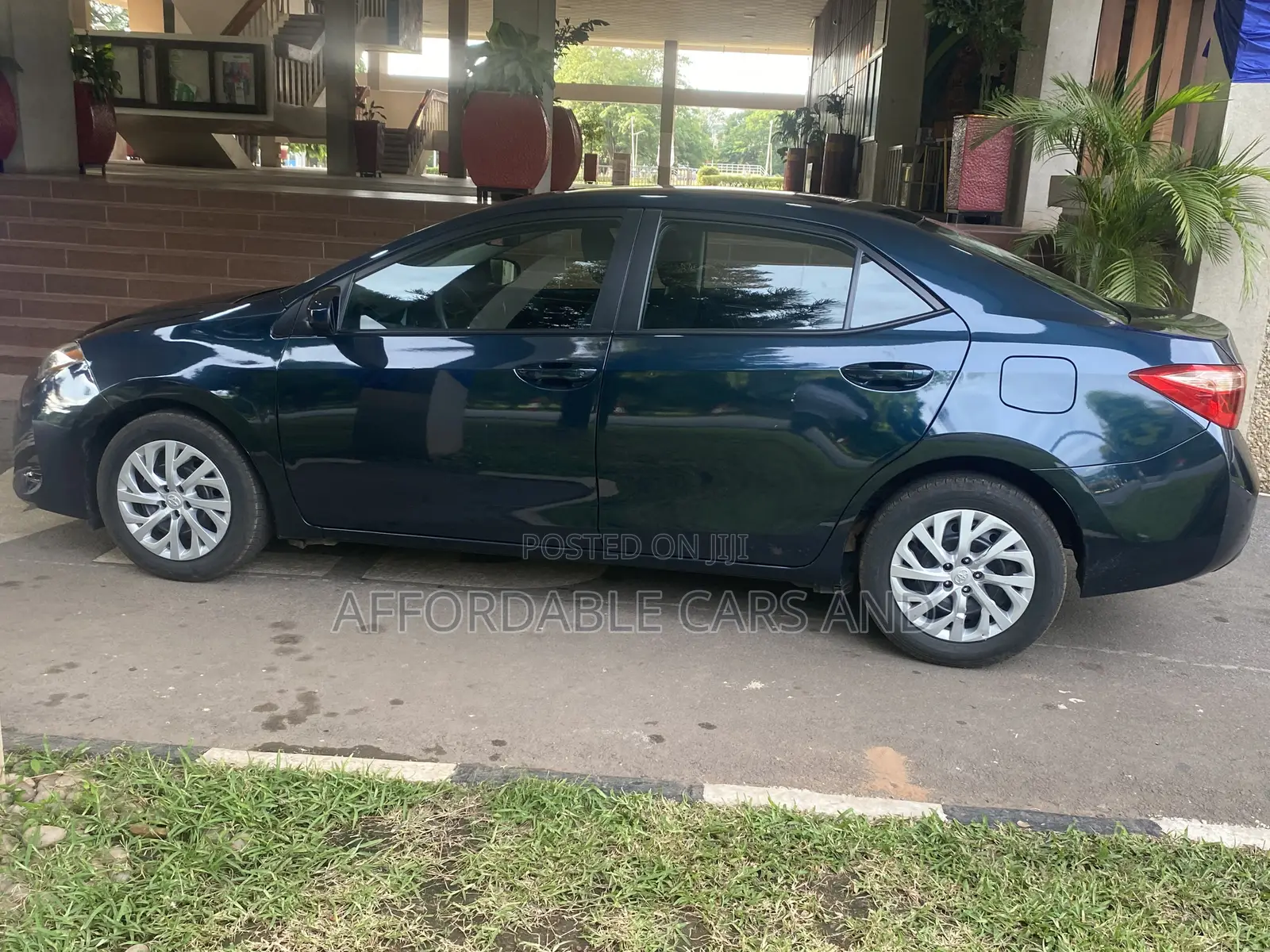 Toyota Corolla LE (1.8L 4cyl 2A) 2019 Blue