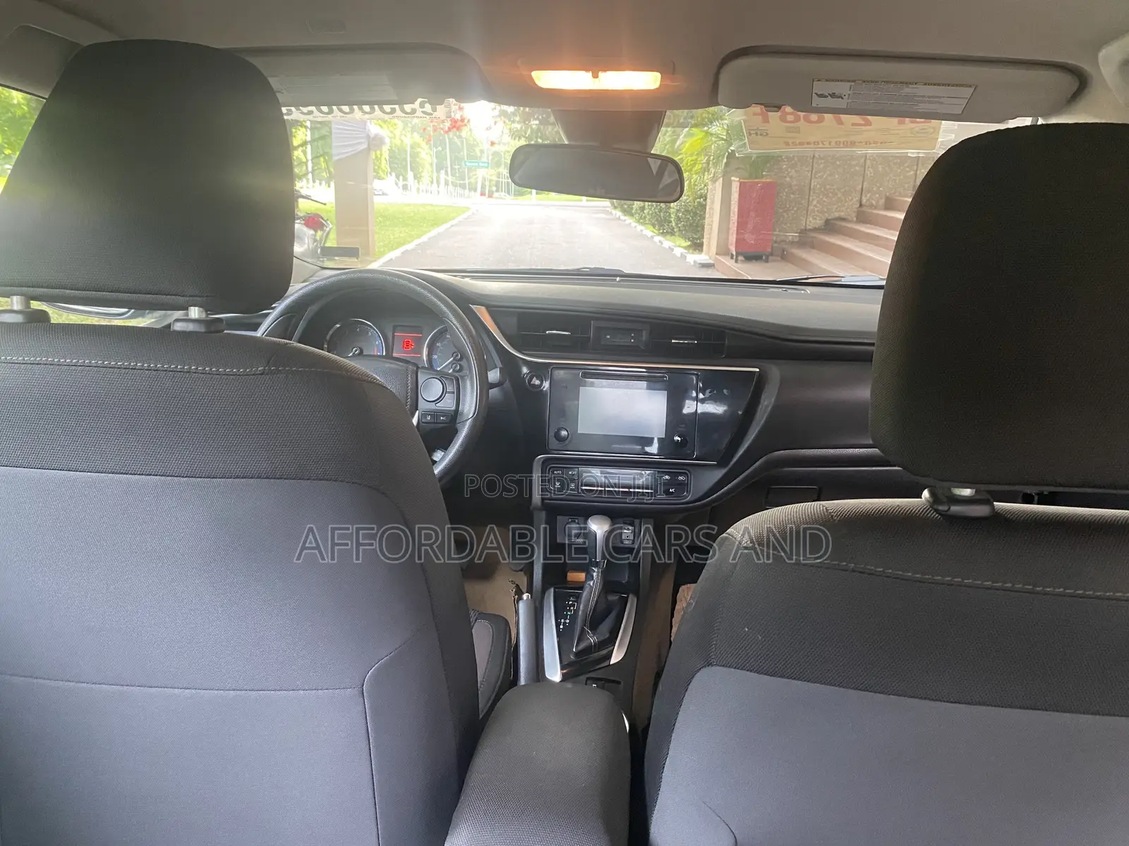 Toyota Corolla LE (1.8L 4cyl 2A) 2019 Blue