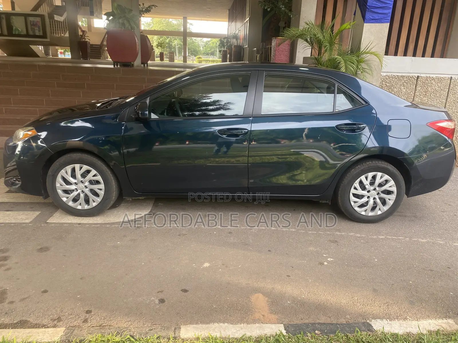 Toyota Corolla LE (1.8L 4cyl 2A) 2019 Blue