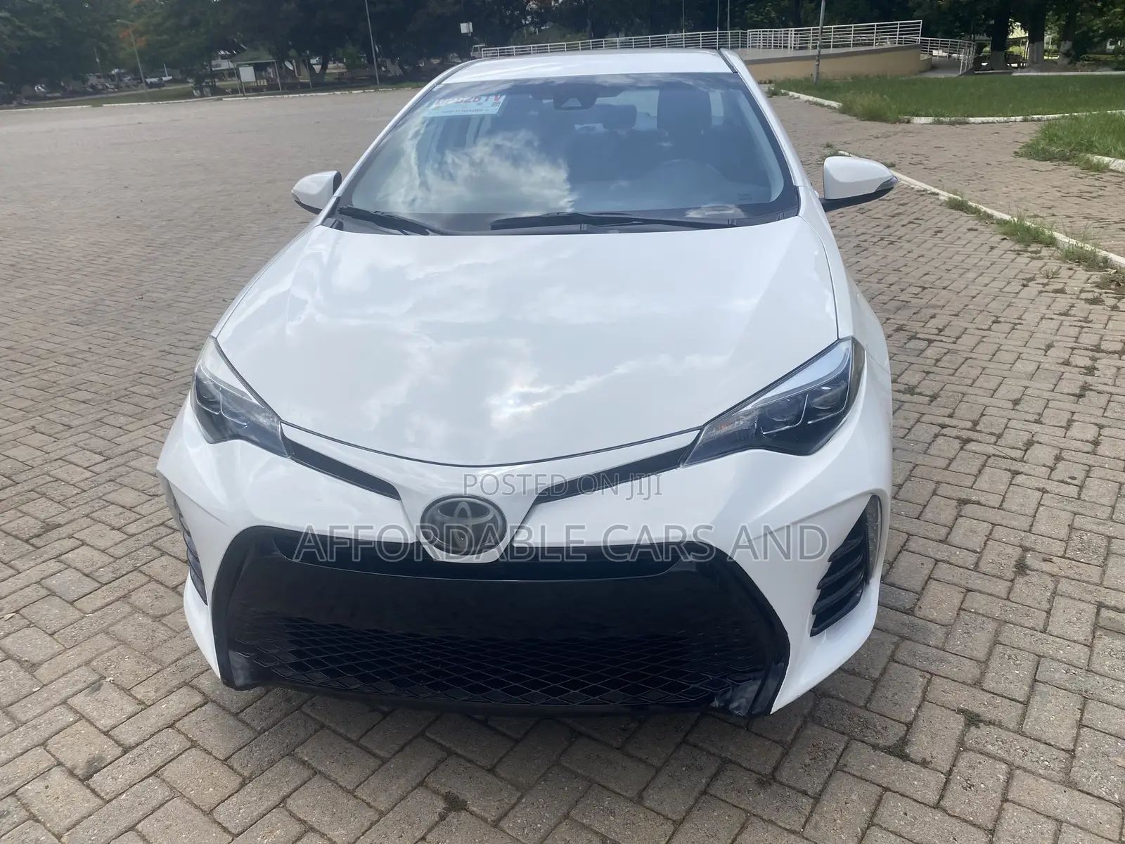 Toyota Corolla SE (1.8L 4cyl 2A) 2019 White