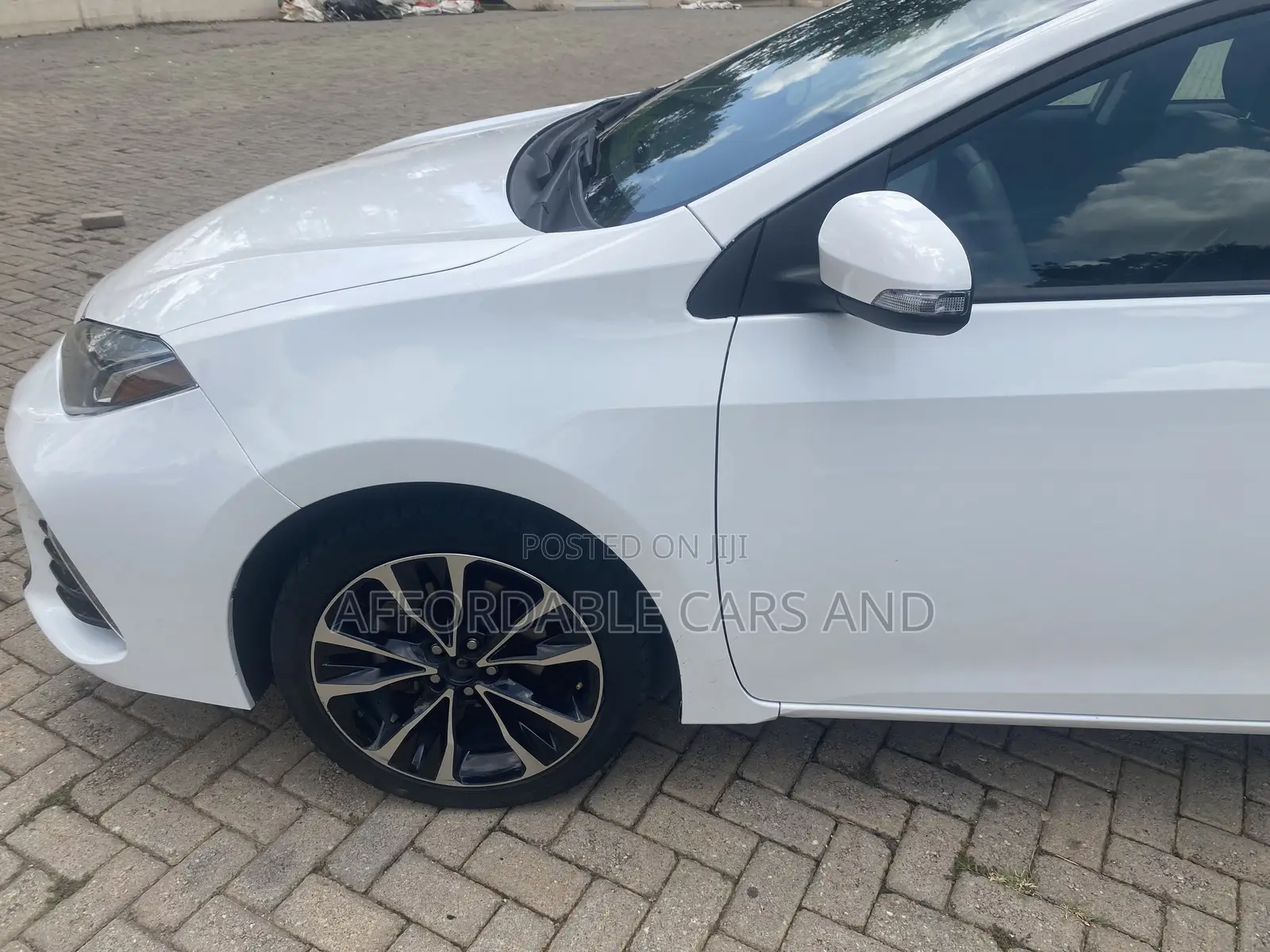 Toyota Corolla SE (1.8L 4cyl 2A) 2019 White