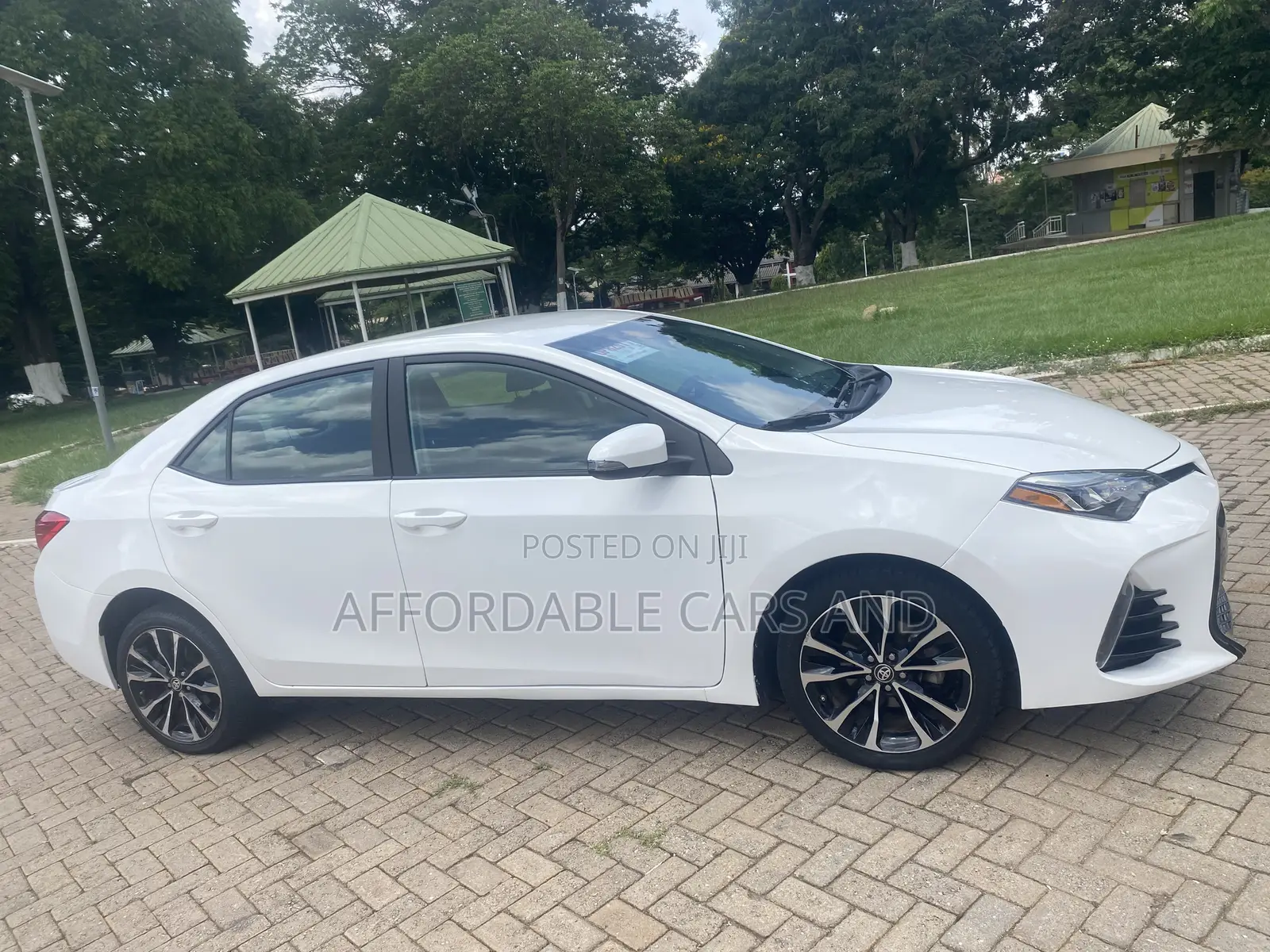 Toyota Corolla SE (1.8L 4cyl 2A) 2019 White