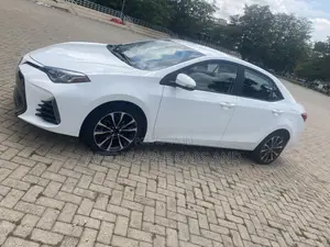 Toyota Corolla SE (1.8L 4cyl 2A) 2019 White