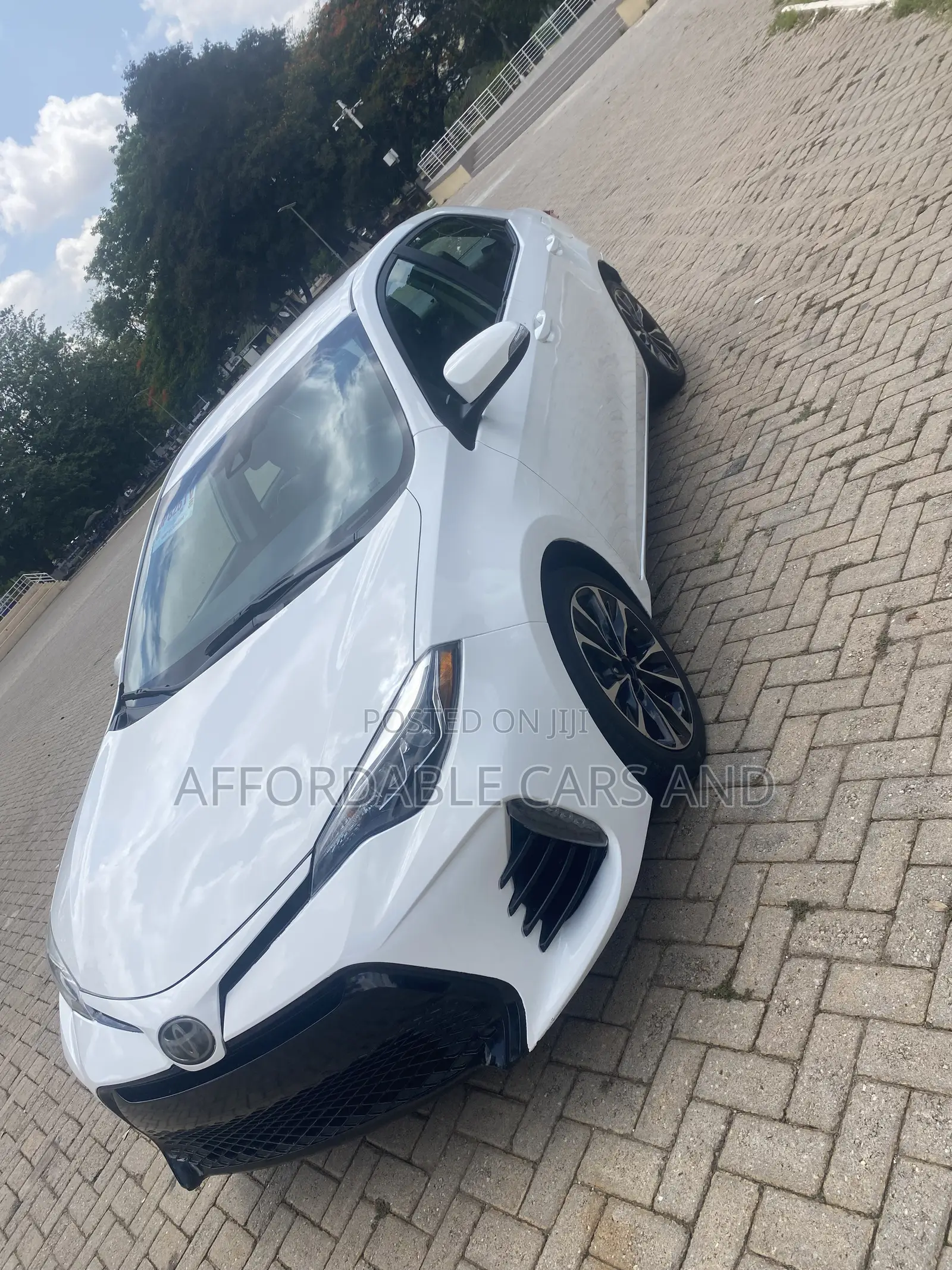 Toyota Corolla SE (1.8L 4cyl 2A) 2019 White
