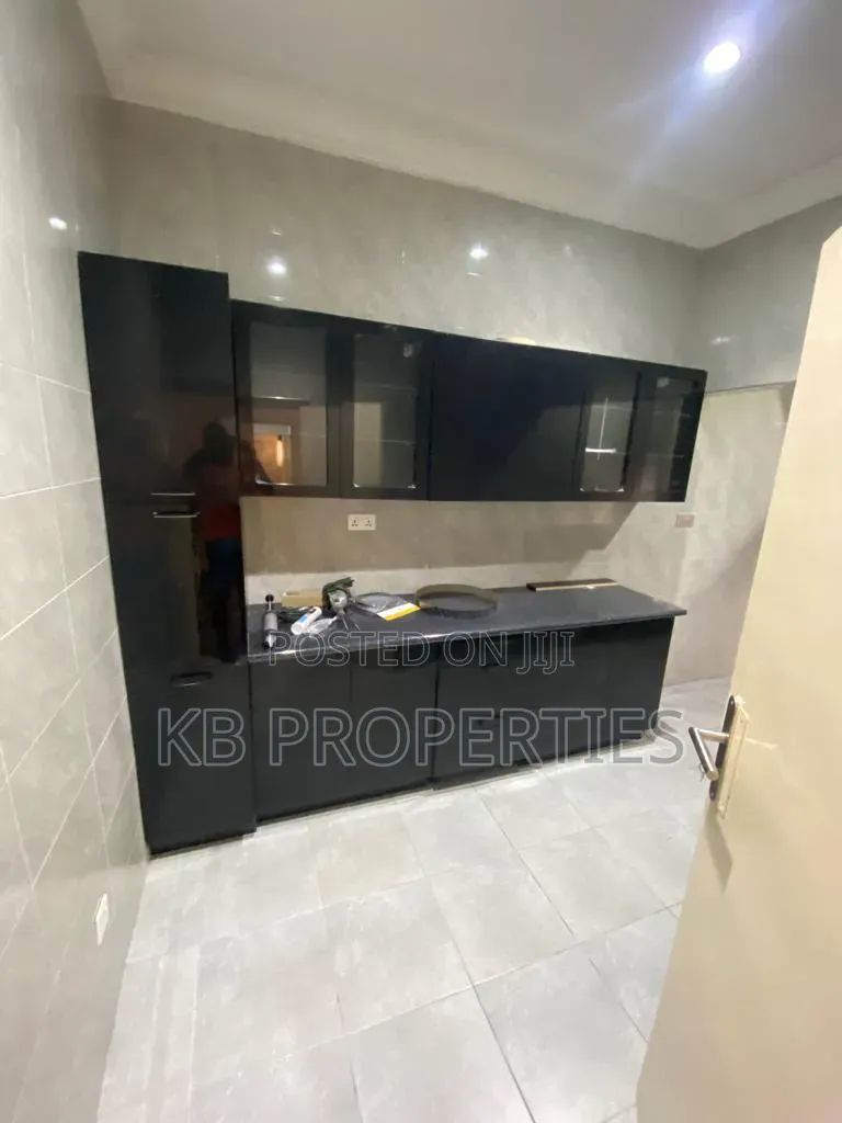 Furnished 5bdrm House in Kb Properties, Baatsona Total for rent