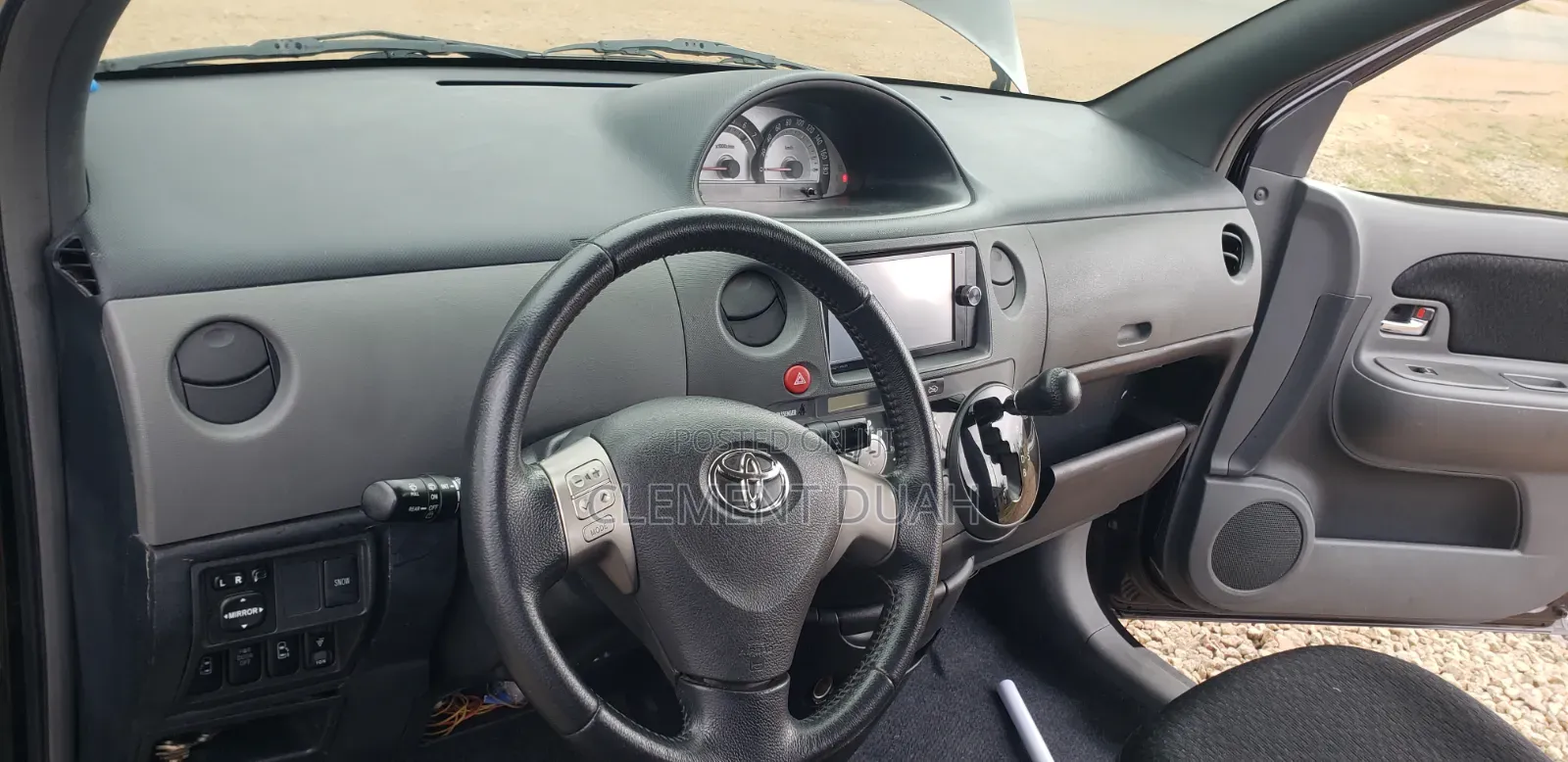 Toyota Sienta 2012