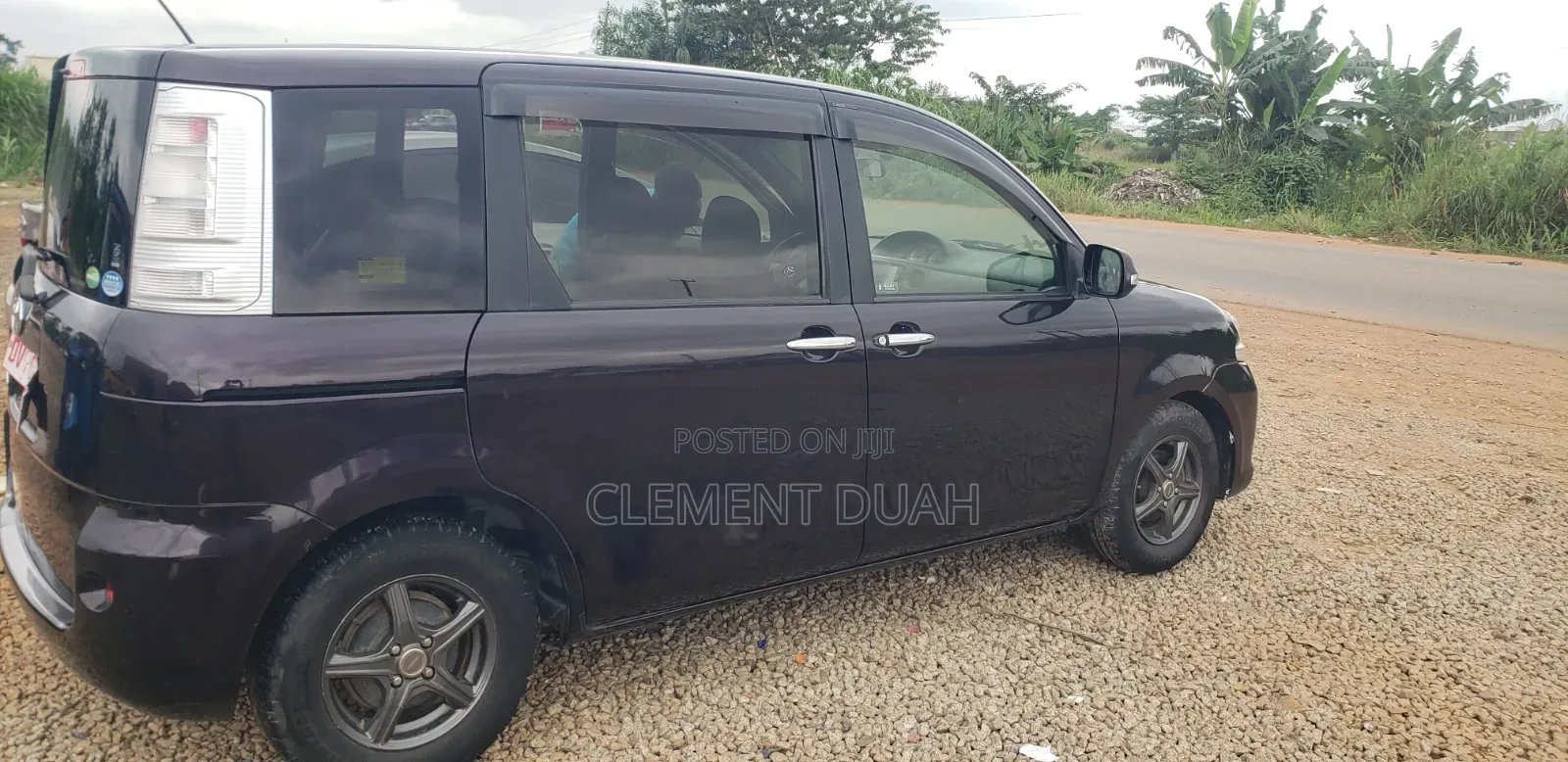 Toyota Sienta 2012