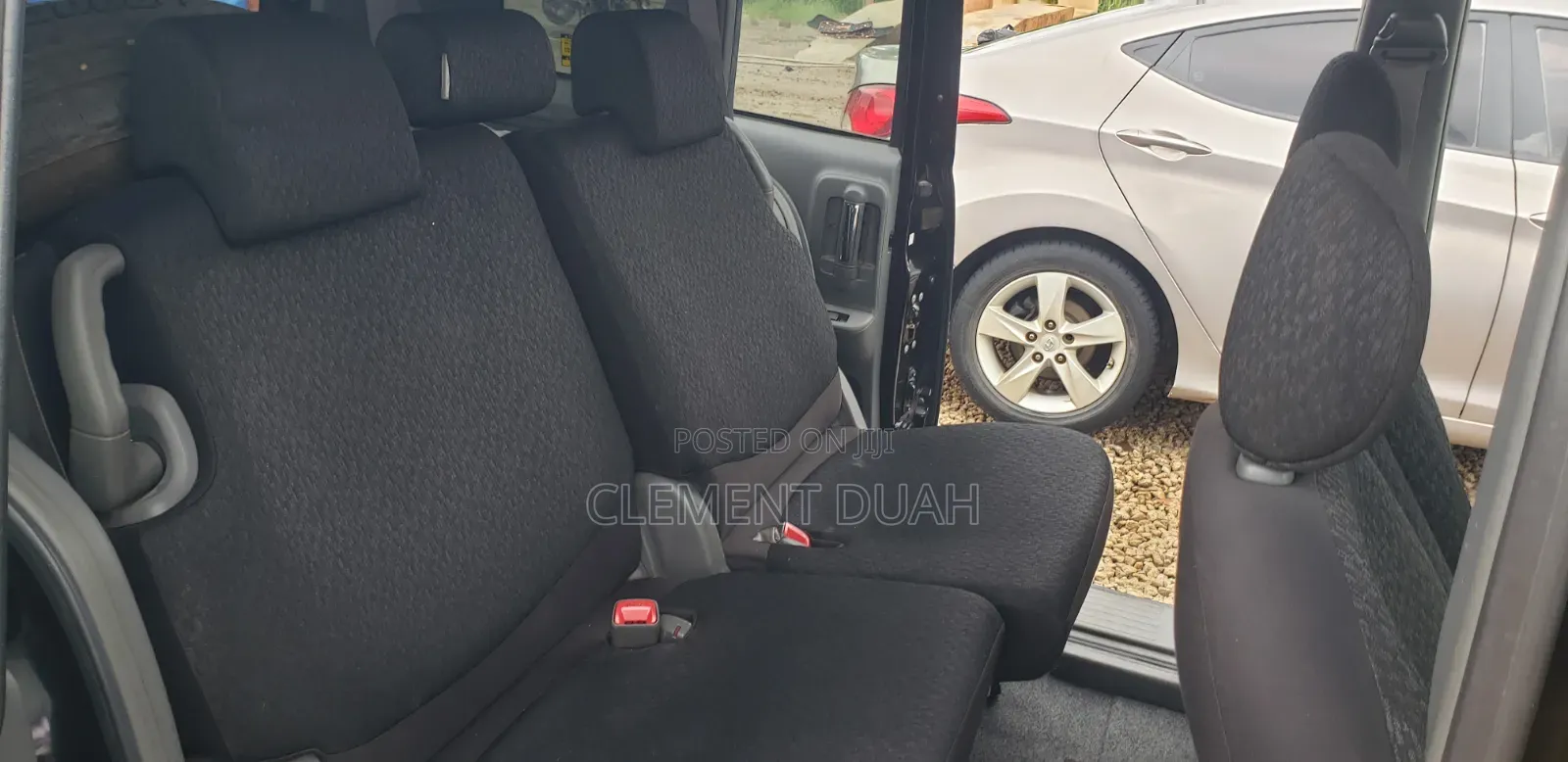 Toyota Sienta 2012