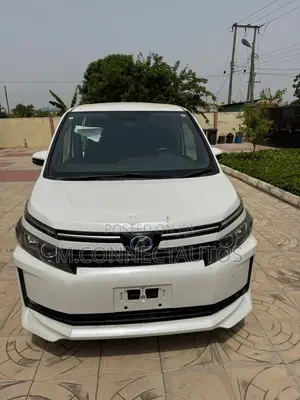 Toyota Voxy Hybrid X 2WD 7-Seater 2014 White