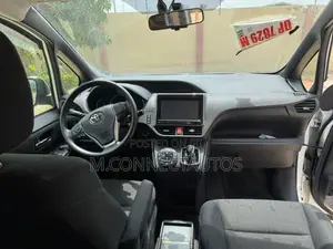 Toyota Voxy Hybrid X 2WD 7-Seater 2014 White