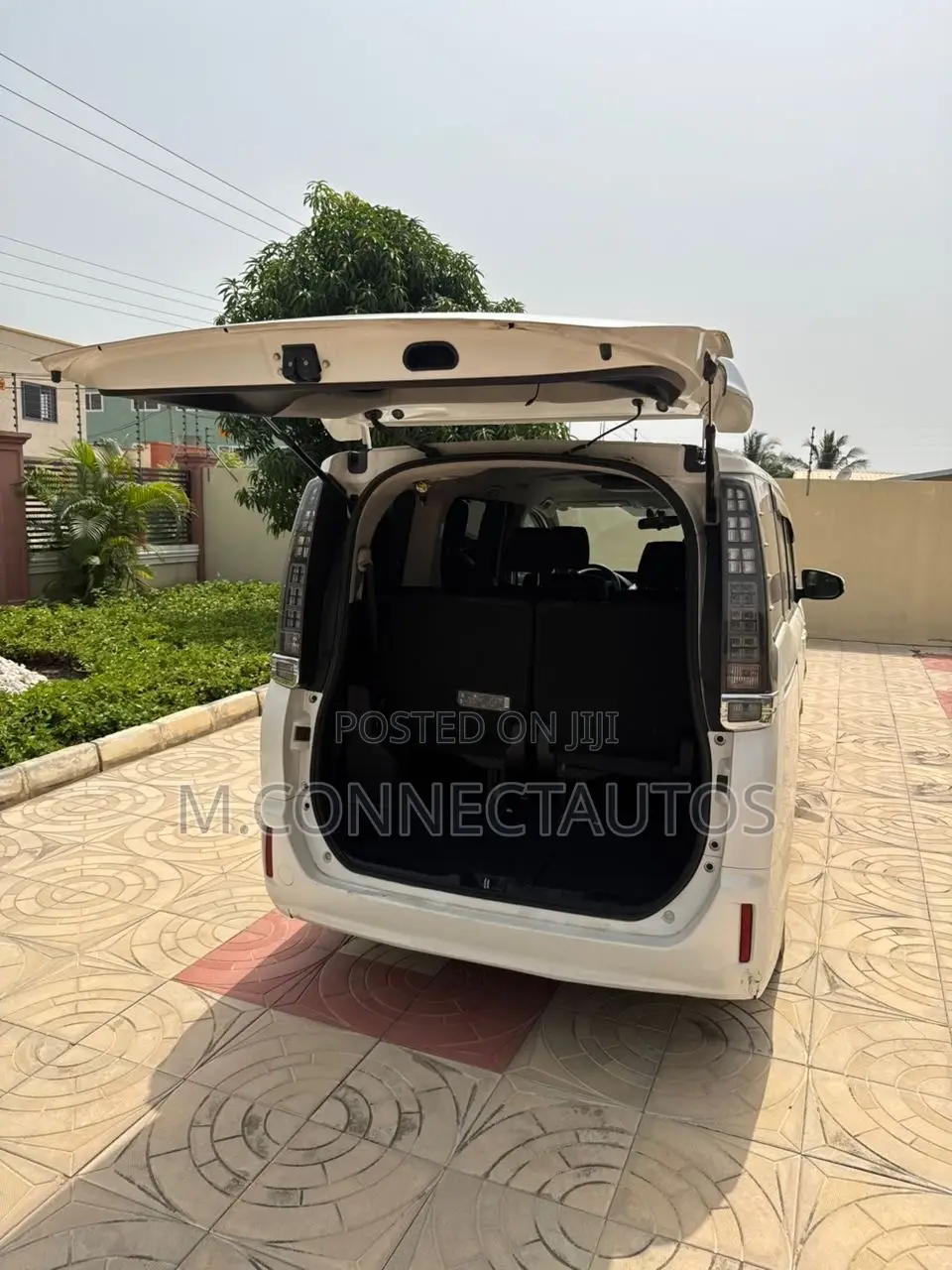 Toyota Voxy Hybrid X 2WD 7-Seater 2014 White