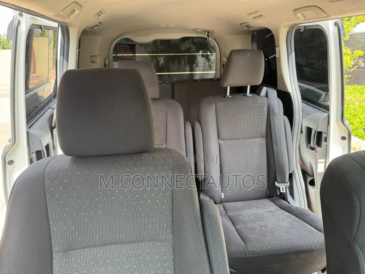 Toyota Voxy Hybrid X 2WD 7-Seater 2014 White