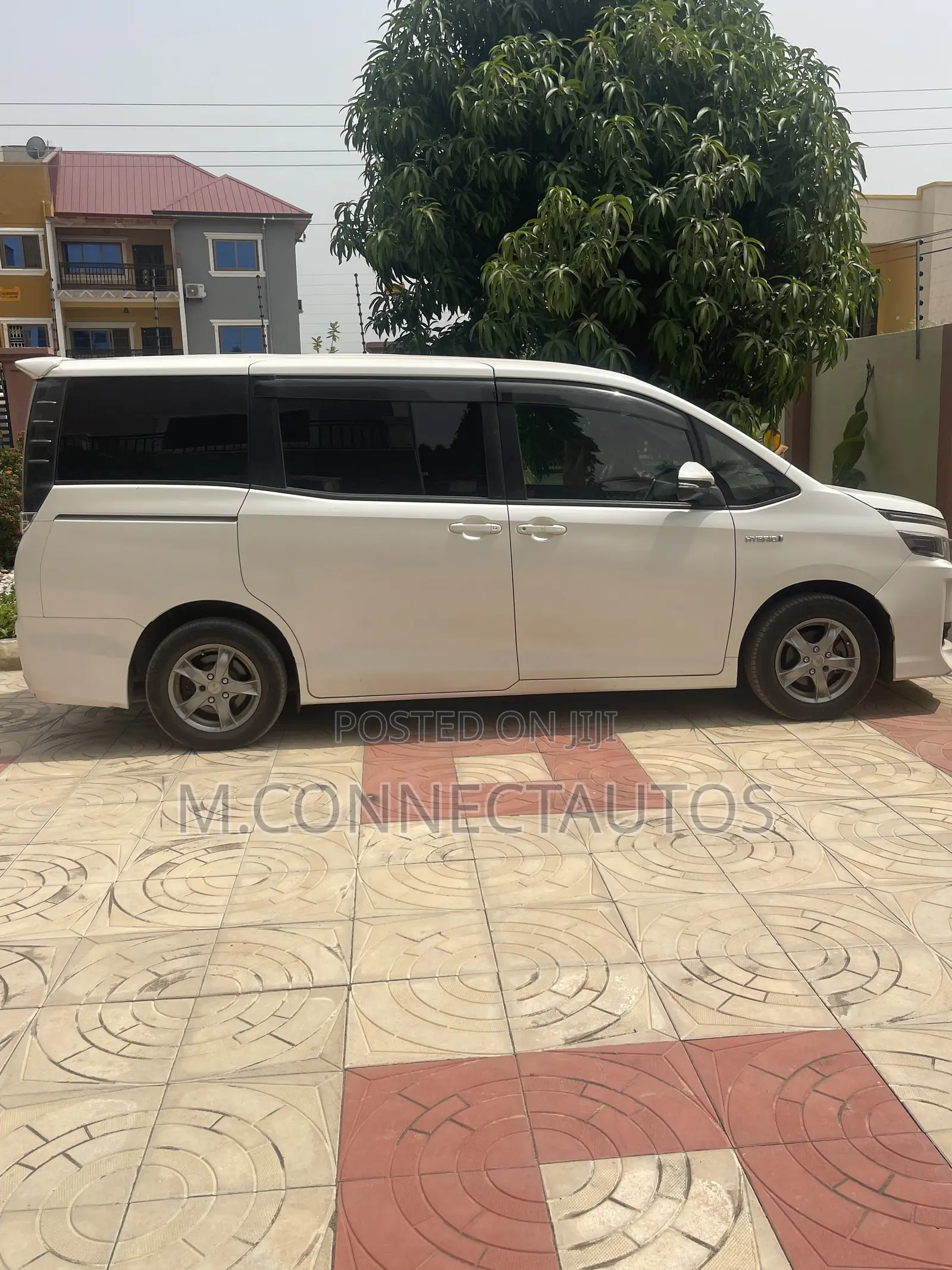 Toyota Voxy Hybrid X 2WD 7-Seater 2014 White