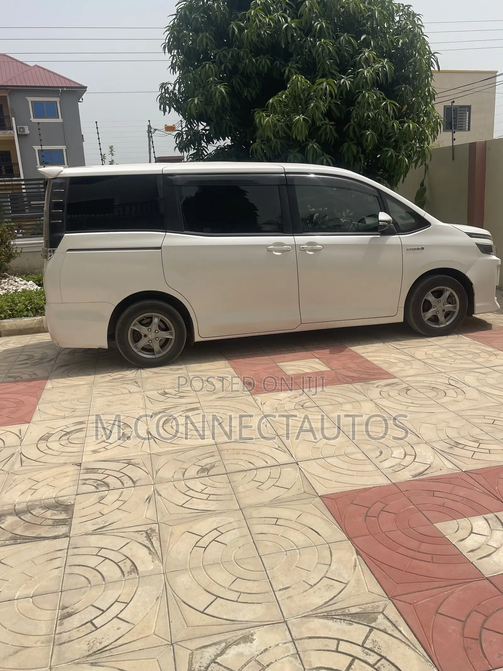Toyota Voxy Hybrid X 2WD 7-Seater 2014 White