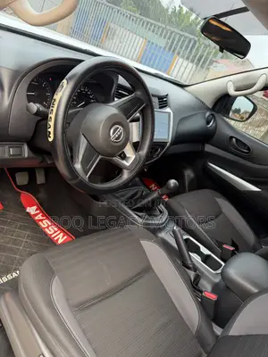Nissan Navara 2025 White
