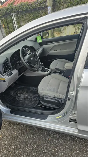 Hyundai Elantra SE Sedan FWD (2.0L 4cyl 6M) 2017 Silver