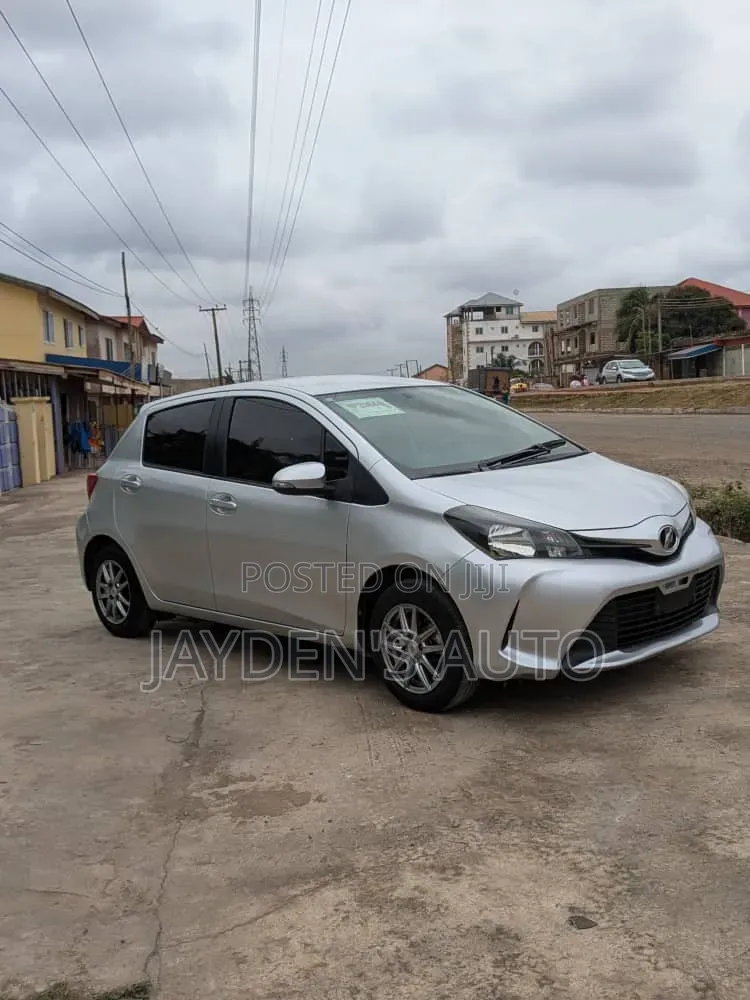 Toyota Vitz 2014 Silver